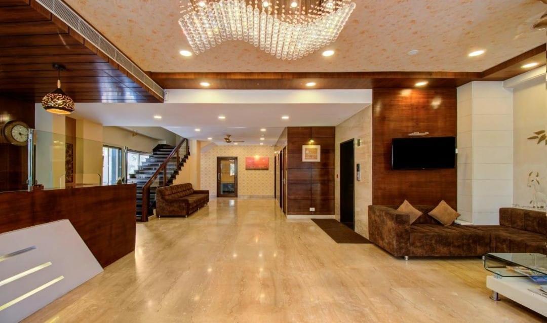 Opulence Inn - 500 Meters From Railway Station อุเดเปอร์ ภายนอก รูปภาพ