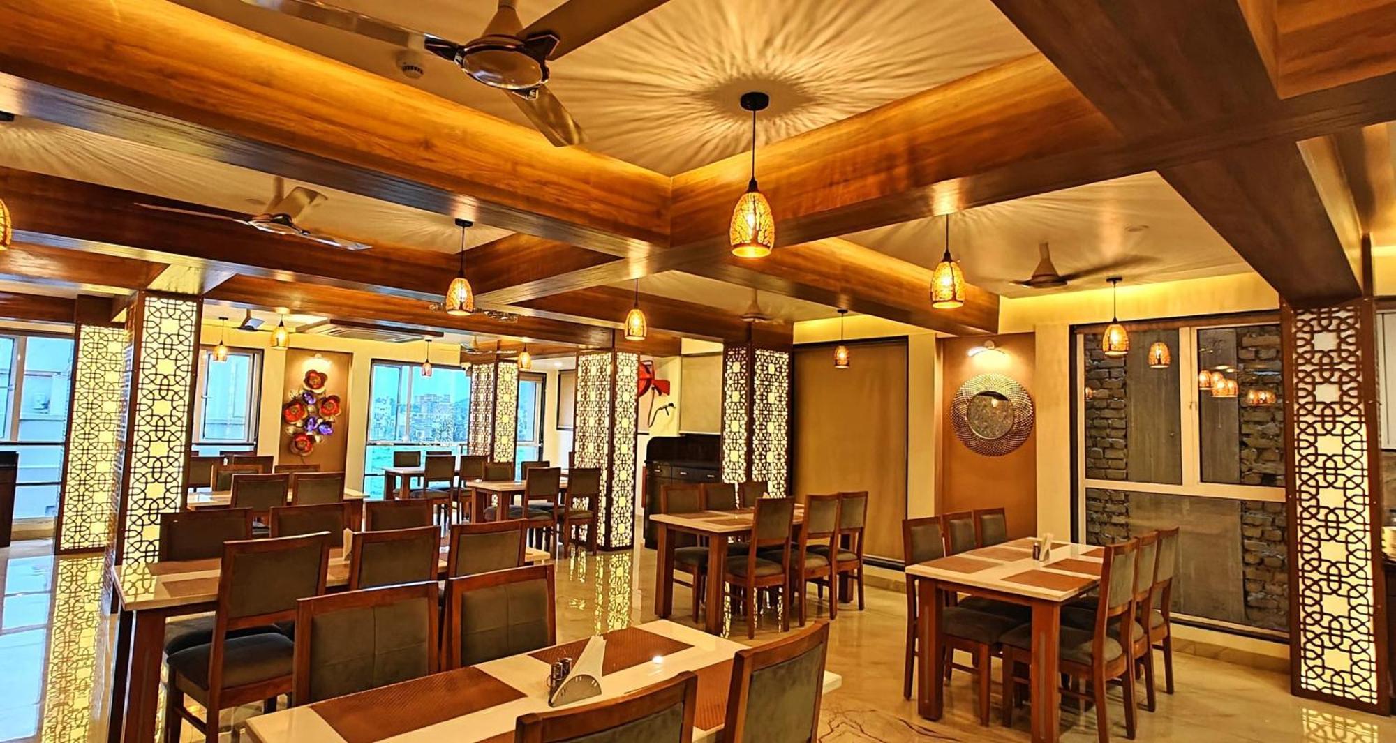 Opulence Inn - 500 Meters From Railway Station อุเดเปอร์ ภายนอก รูปภาพ