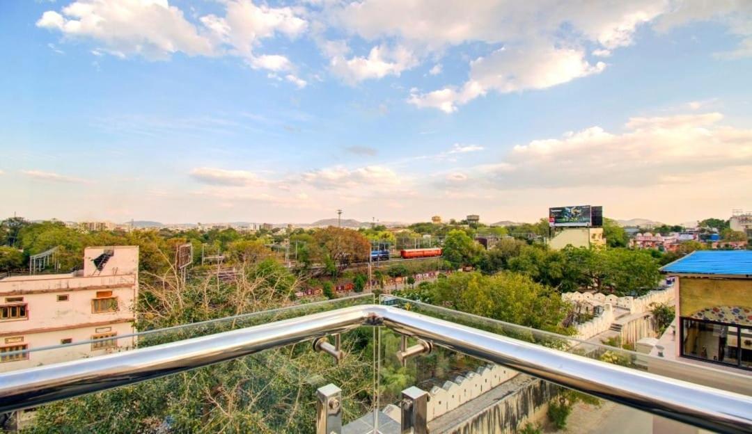 Opulence Inn - 500 Meters From Railway Station อุเดเปอร์ ภายนอก รูปภาพ