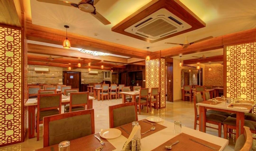 Opulence Inn - 500 Meters From Railway Station อุเดเปอร์ ภายนอก รูปภาพ