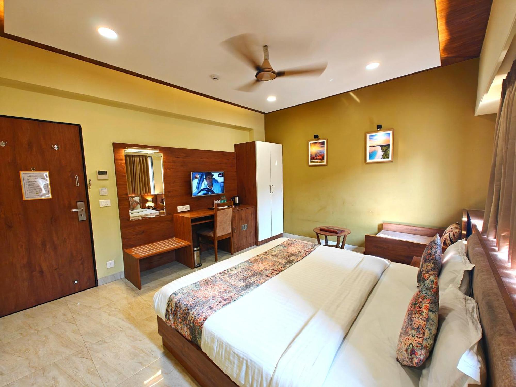Opulence Inn - 500 Meters From Railway Station อุเดเปอร์ ภายนอก รูปภาพ