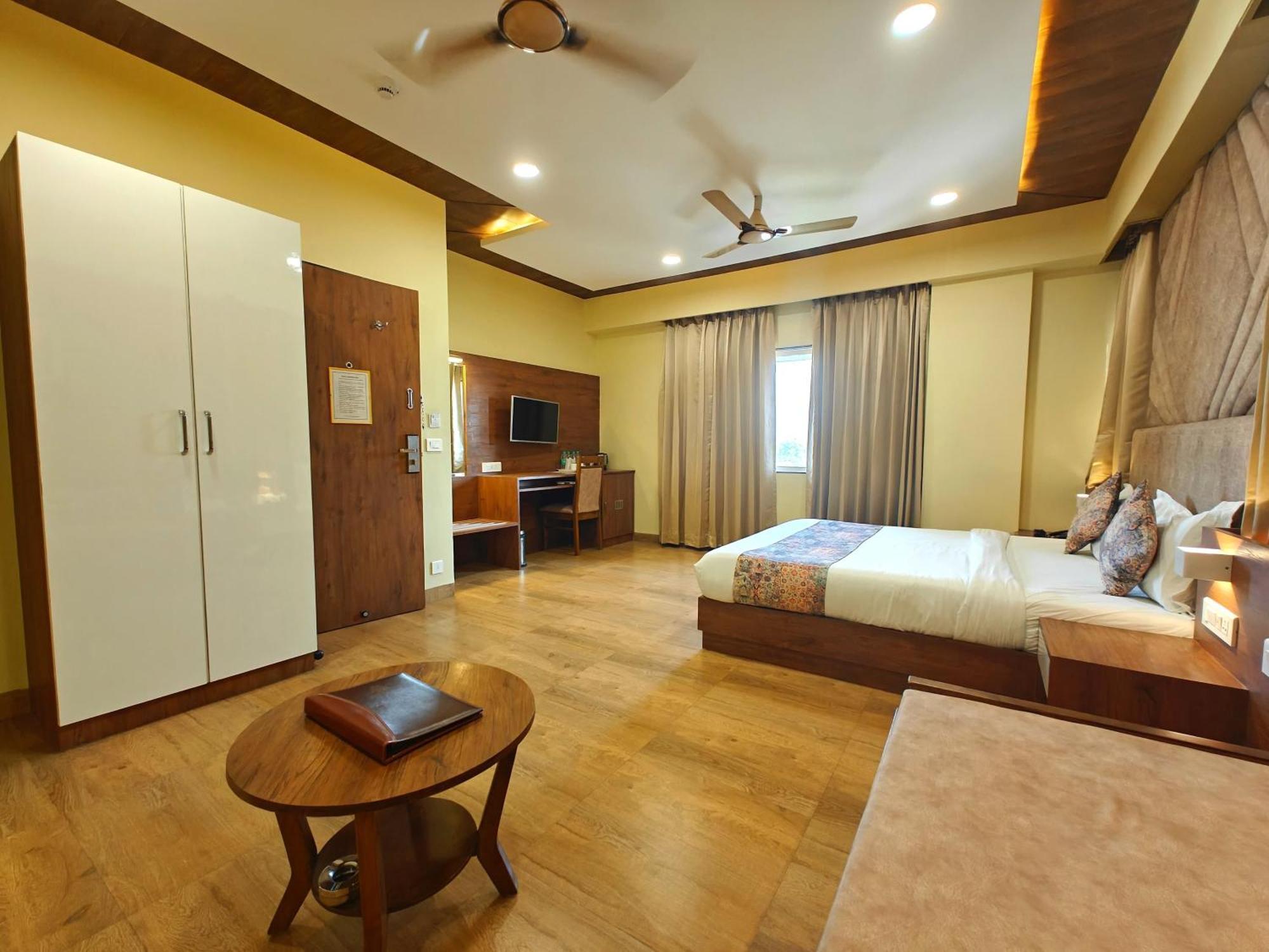 Opulence Inn - 500 Meters From Railway Station อุเดเปอร์ ภายนอก รูปภาพ