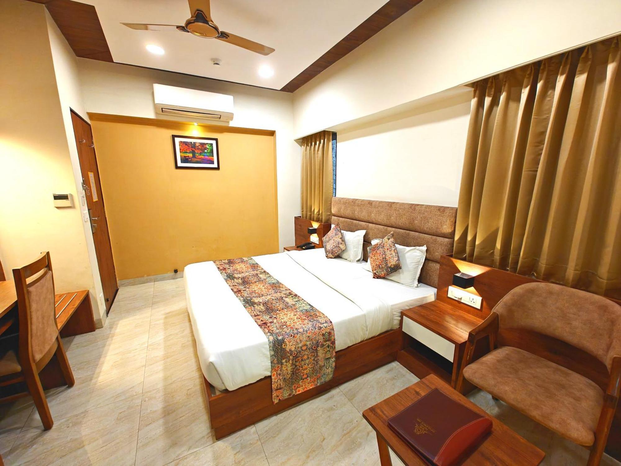 Opulence Inn - 500 Meters From Railway Station อุเดเปอร์ ภายนอก รูปภาพ