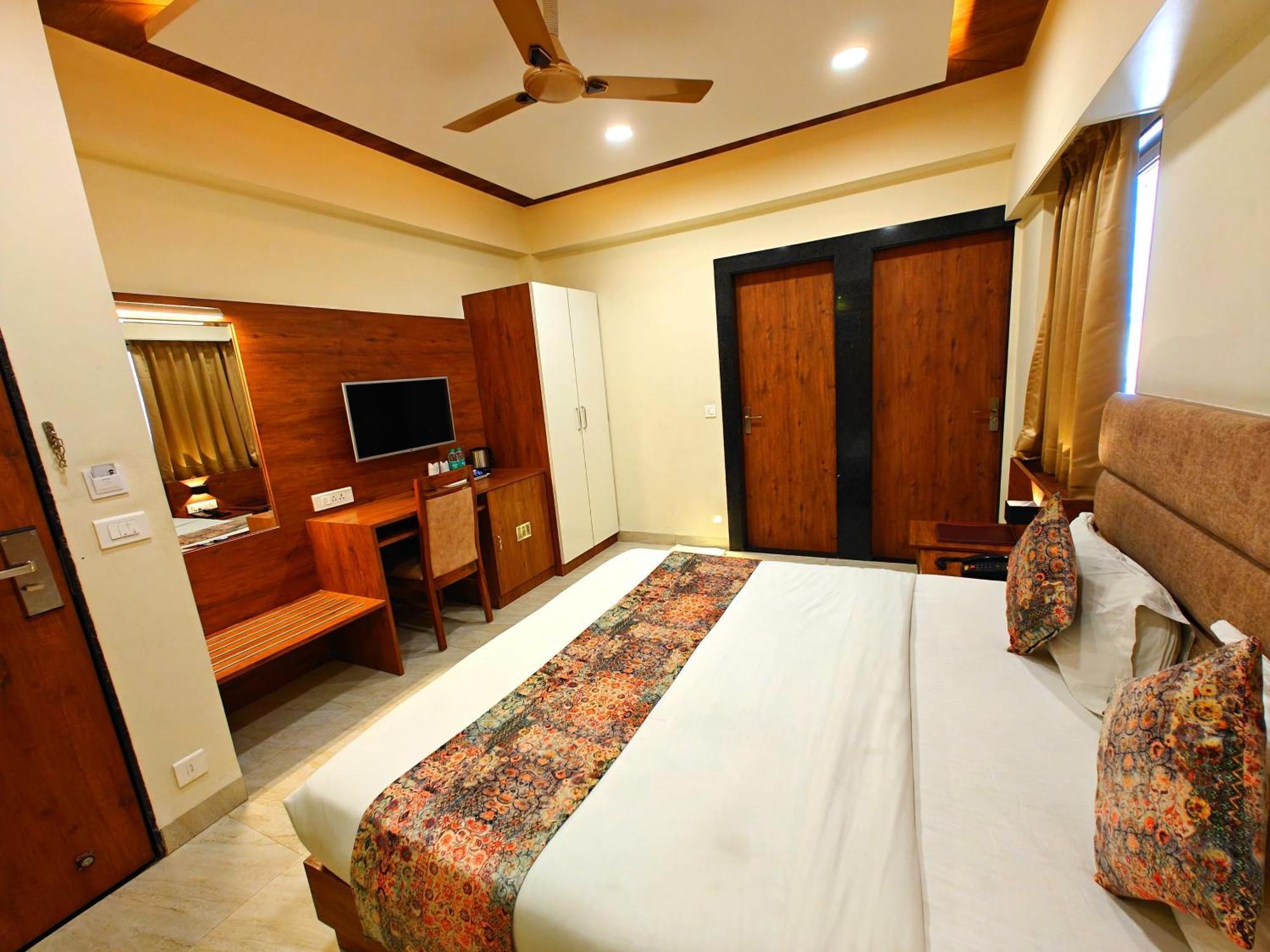 Opulence Inn - 500 Meters From Railway Station อุเดเปอร์ ภายนอก รูปภาพ