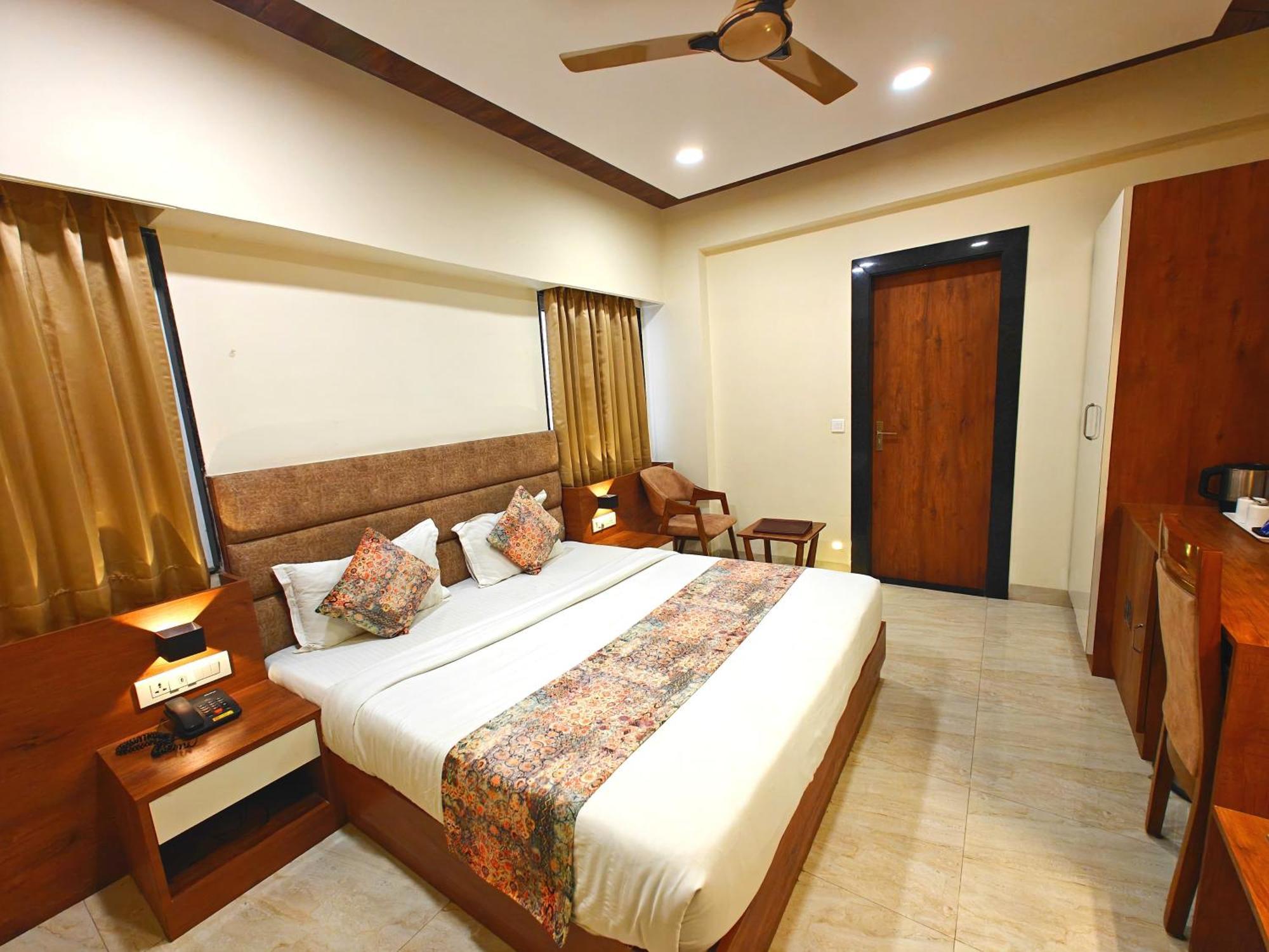 Opulence Inn - 500 Meters From Railway Station อุเดเปอร์ ภายนอก รูปภาพ