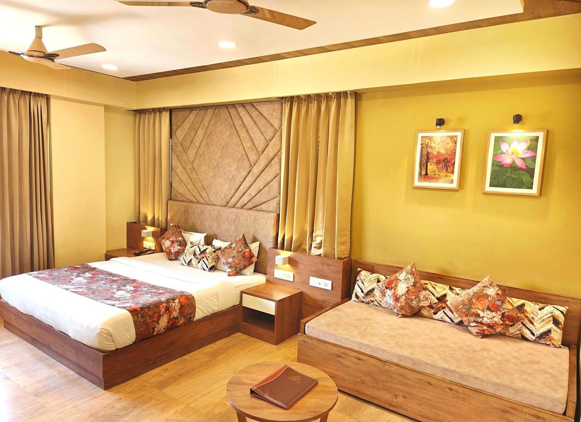 Opulence Inn - 500 Meters From Railway Station อุเดเปอร์ ภายนอก รูปภาพ
