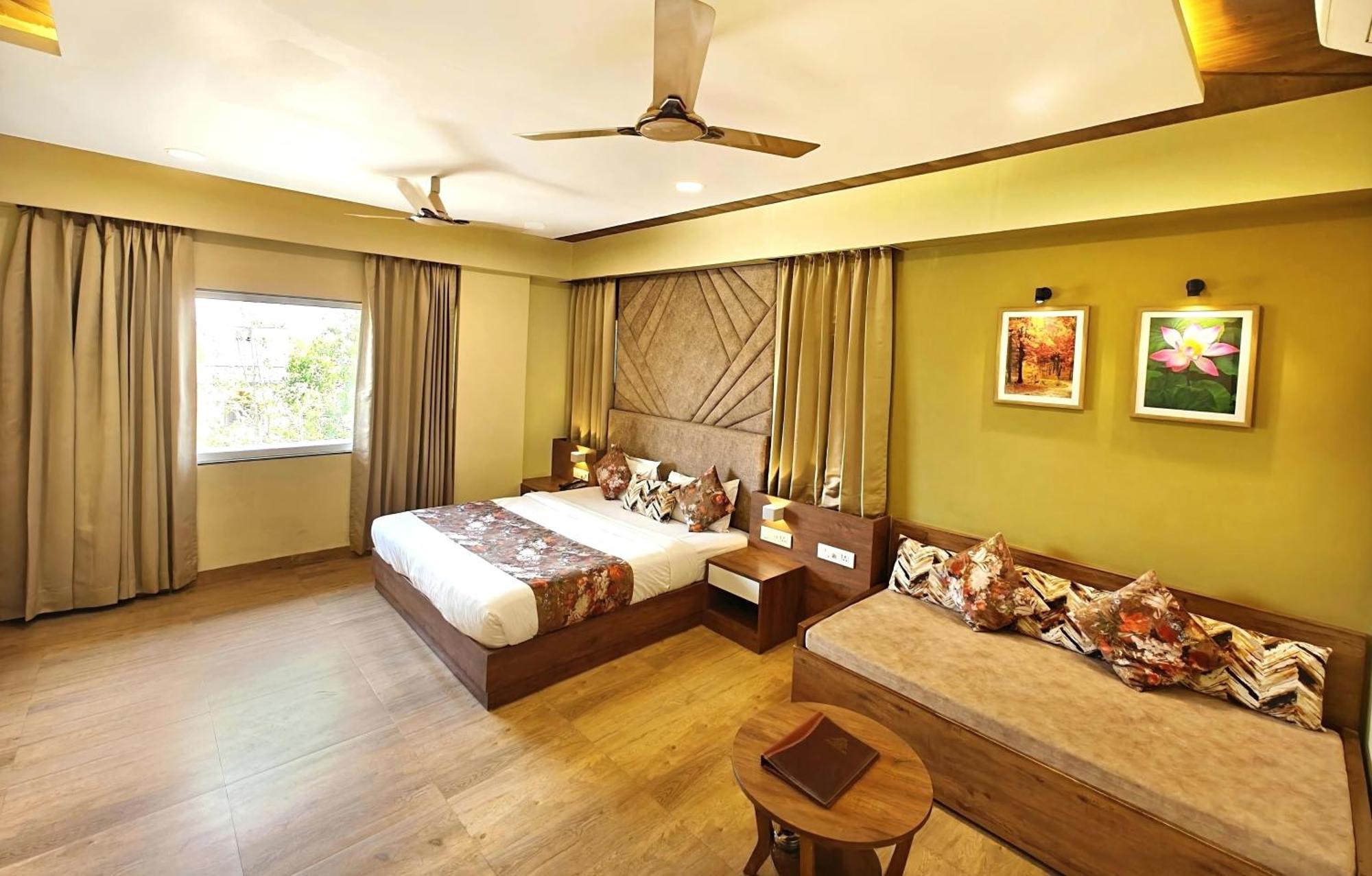 Opulence Inn - 500 Meters From Railway Station อุเดเปอร์ ภายนอก รูปภาพ