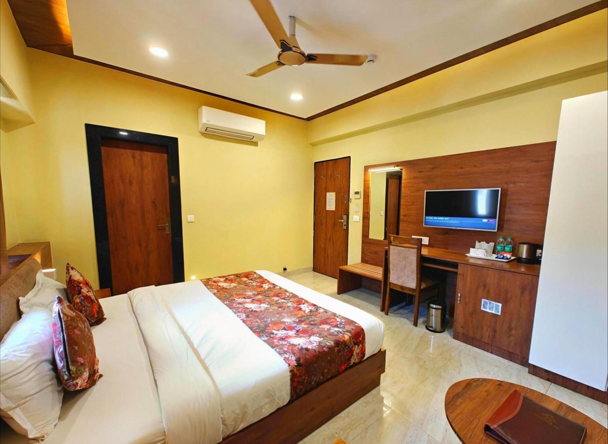 Opulence Inn - 500 Meters From Railway Station อุเดเปอร์ ภายนอก รูปภาพ
