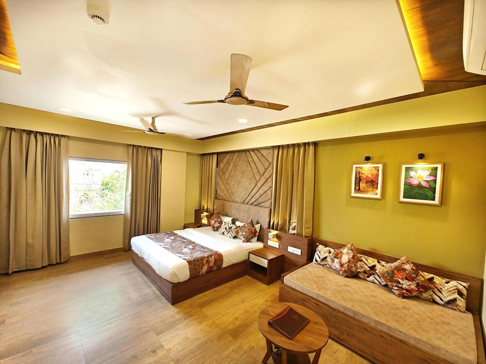 Opulence Inn - 500 Meters From Railway Station อุเดเปอร์ ภายนอก รูปภาพ