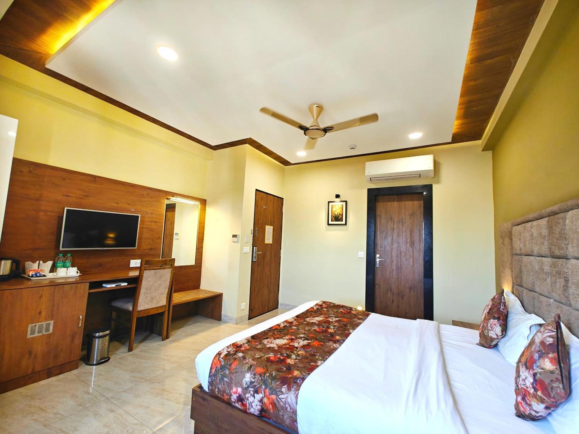 Opulence Inn - 500 Meters From Railway Station อุเดเปอร์ ภายนอก รูปภาพ