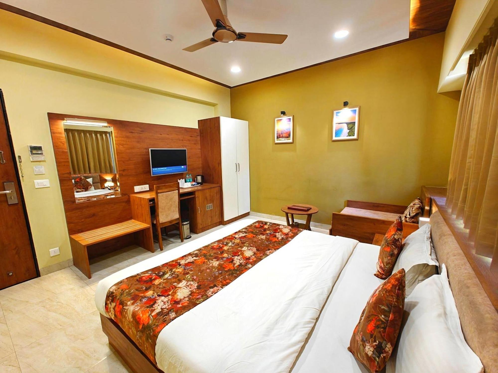 Opulence Inn - 500 Meters From Railway Station อุเดเปอร์ ภายนอก รูปภาพ