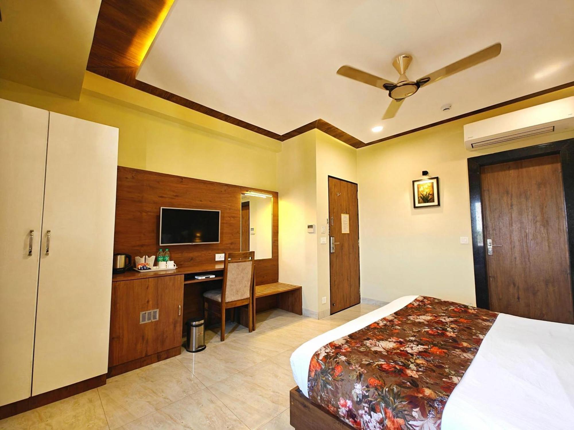 Opulence Inn - 500 Meters From Railway Station อุเดเปอร์ ภายนอก รูปภาพ