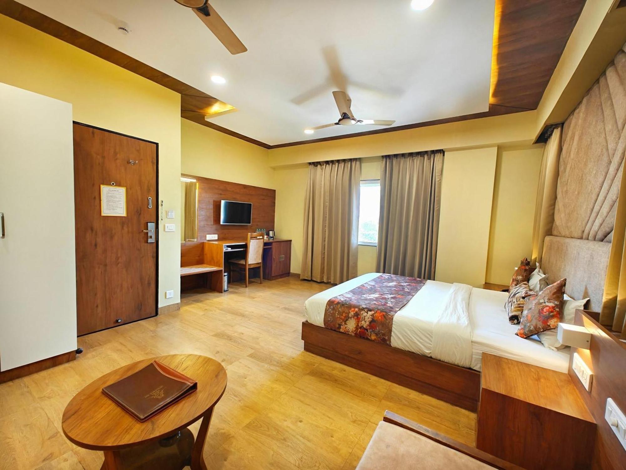 Opulence Inn - 500 Meters From Railway Station อุเดเปอร์ ภายนอก รูปภาพ