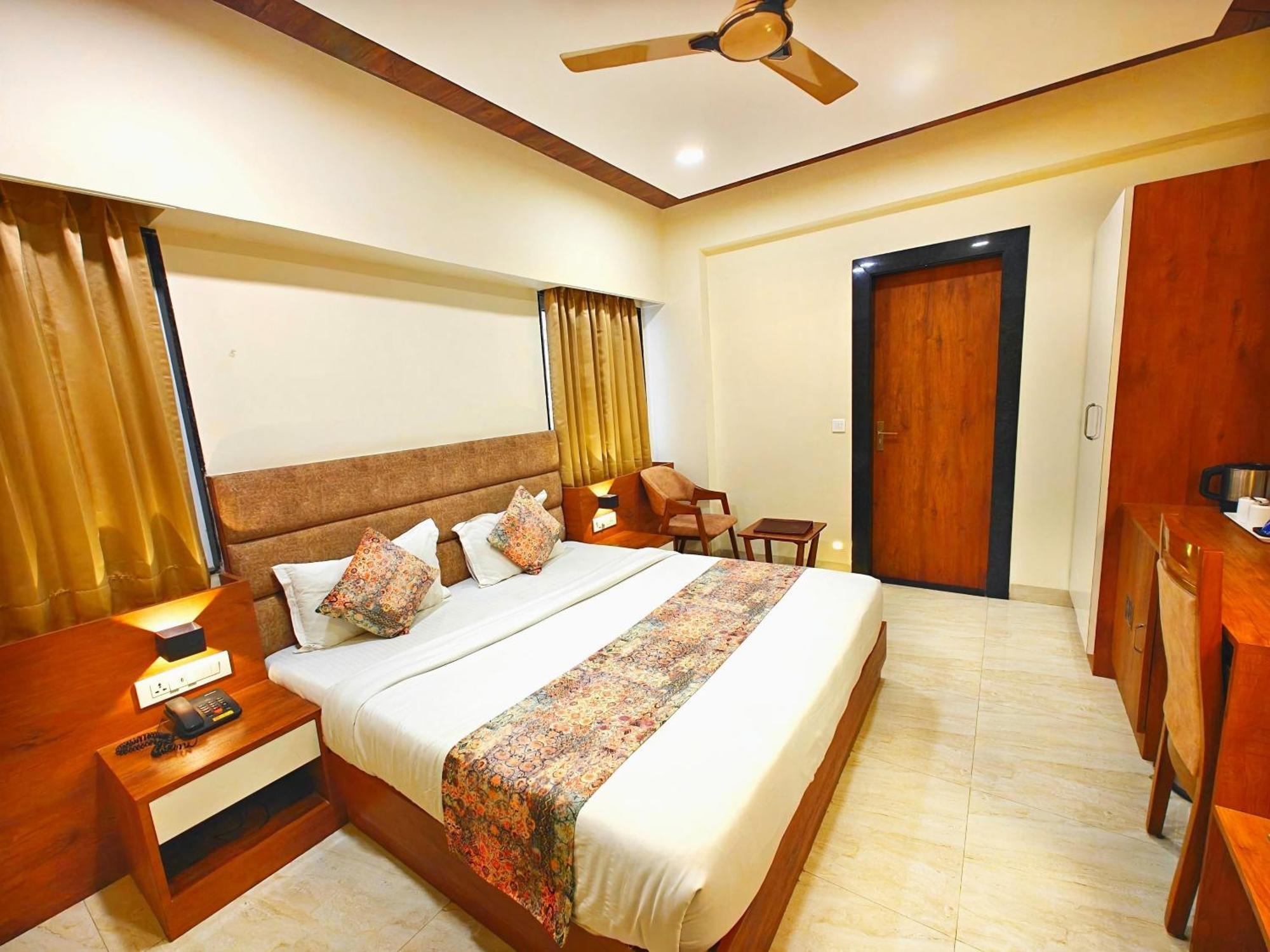 Opulence Inn - 500 Meters From Railway Station อุเดเปอร์ ภายนอก รูปภาพ