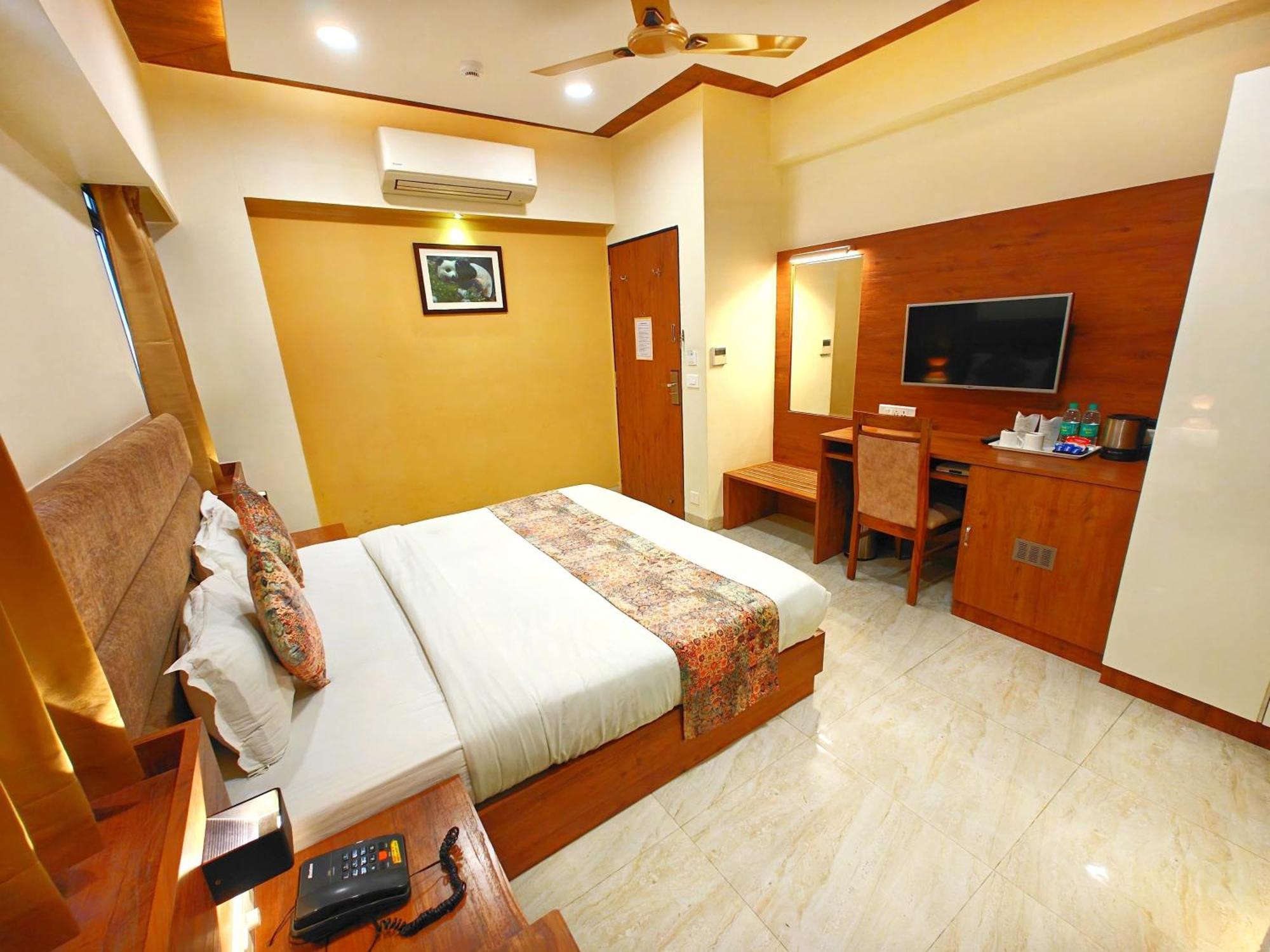 Opulence Inn - 500 Meters From Railway Station อุเดเปอร์ ภายนอก รูปภาพ