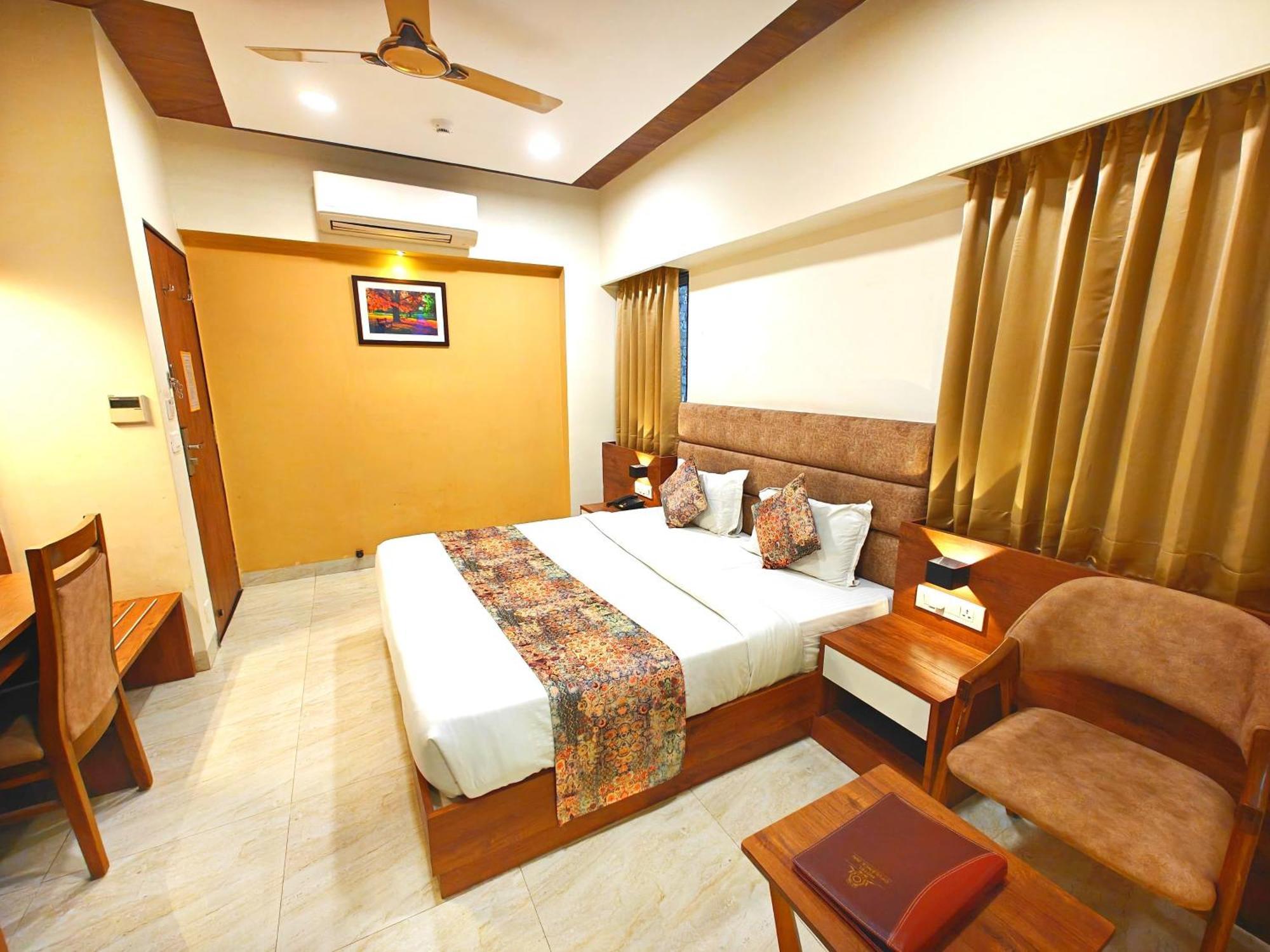 Opulence Inn - 500 Meters From Railway Station อุเดเปอร์ ภายนอก รูปภาพ