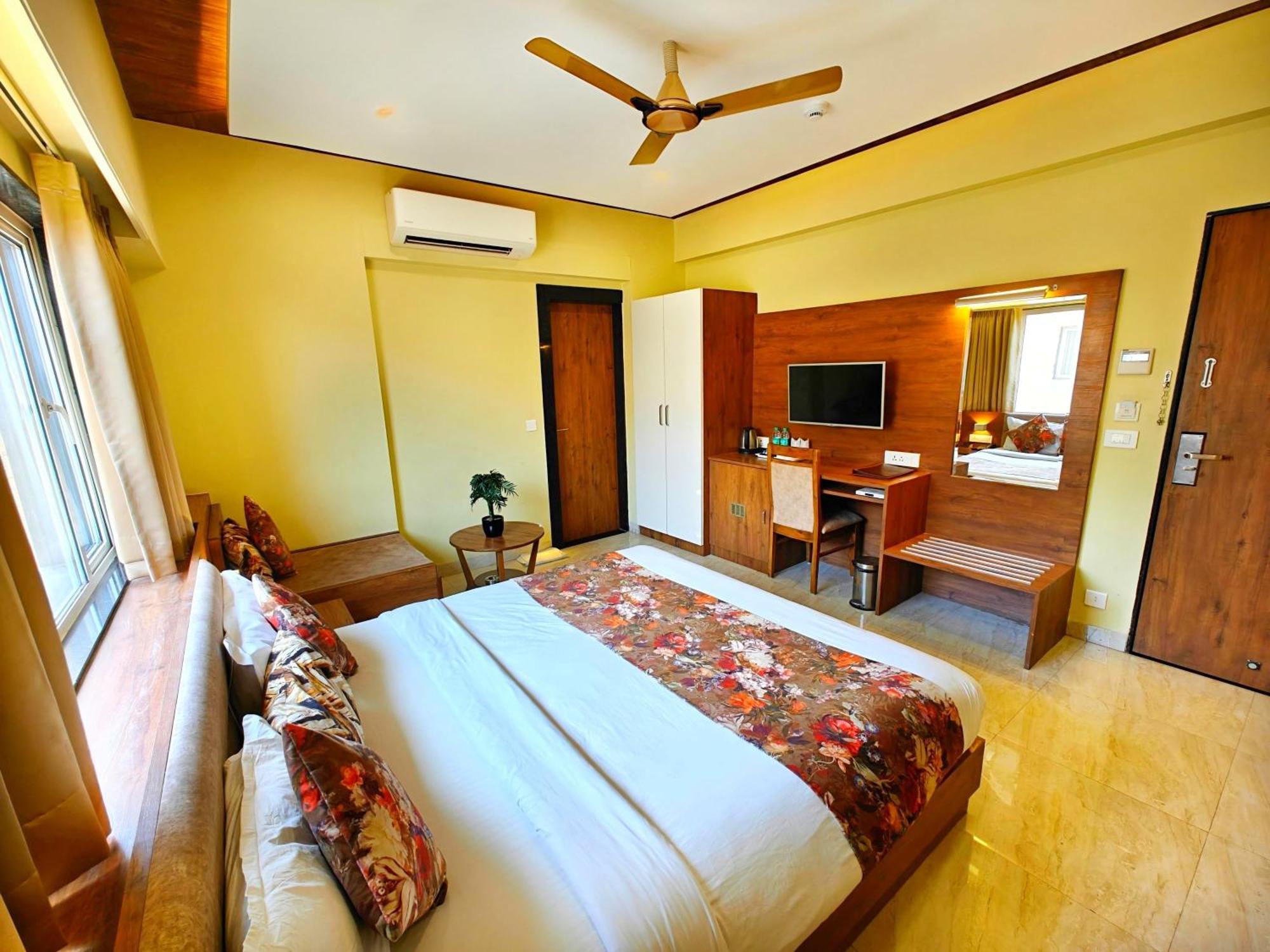 Opulence Inn - 500 Meters From Railway Station อุเดเปอร์ ภายนอก รูปภาพ