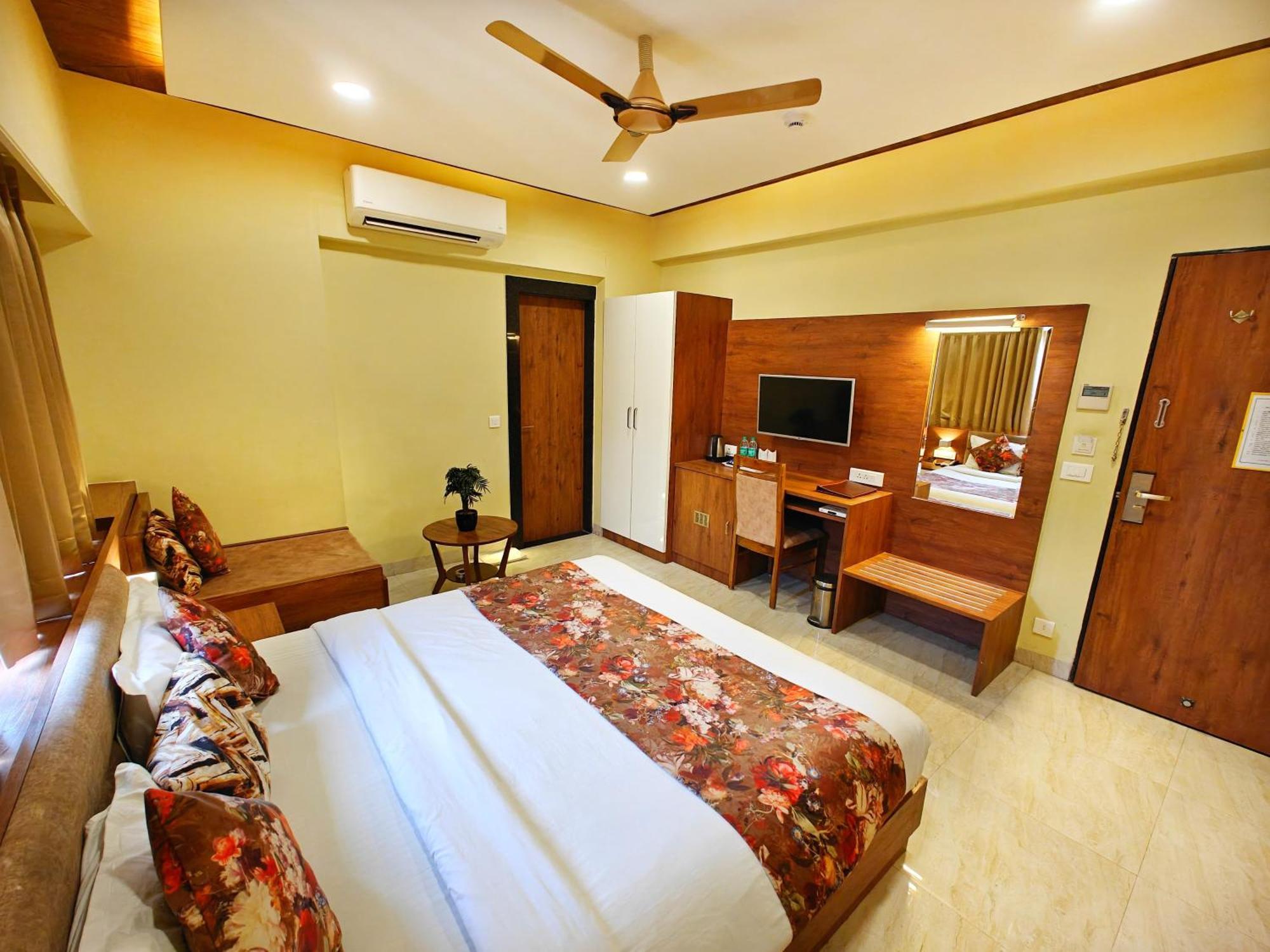 Opulence Inn - 500 Meters From Railway Station อุเดเปอร์ ภายนอก รูปภาพ