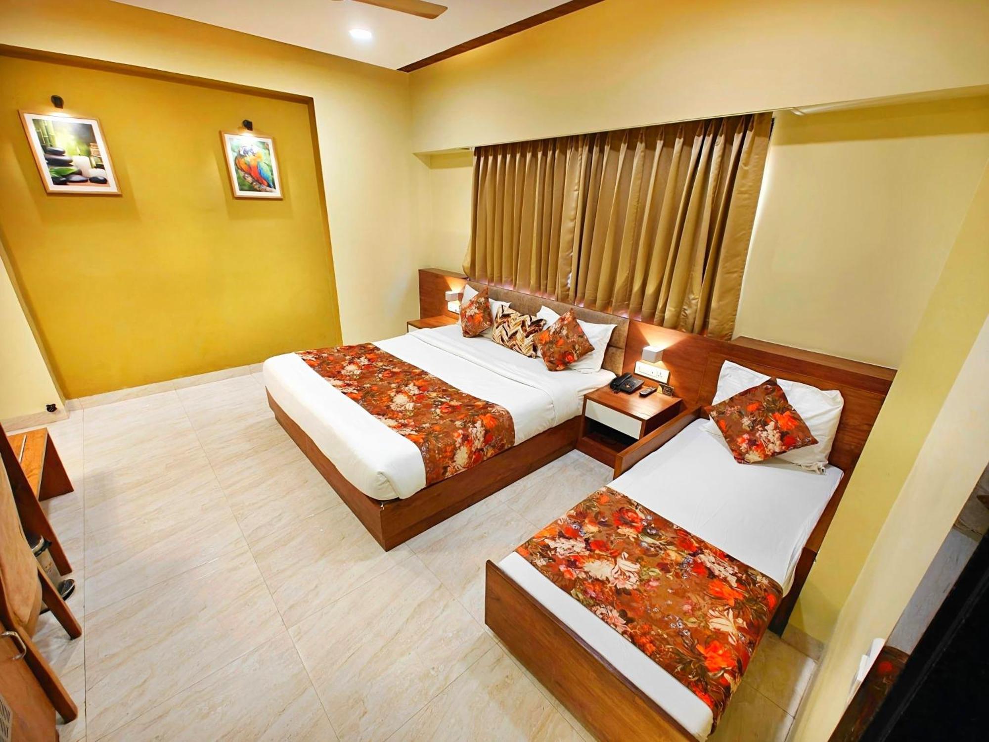 Opulence Inn - 500 Meters From Railway Station อุเดเปอร์ ภายนอก รูปภาพ