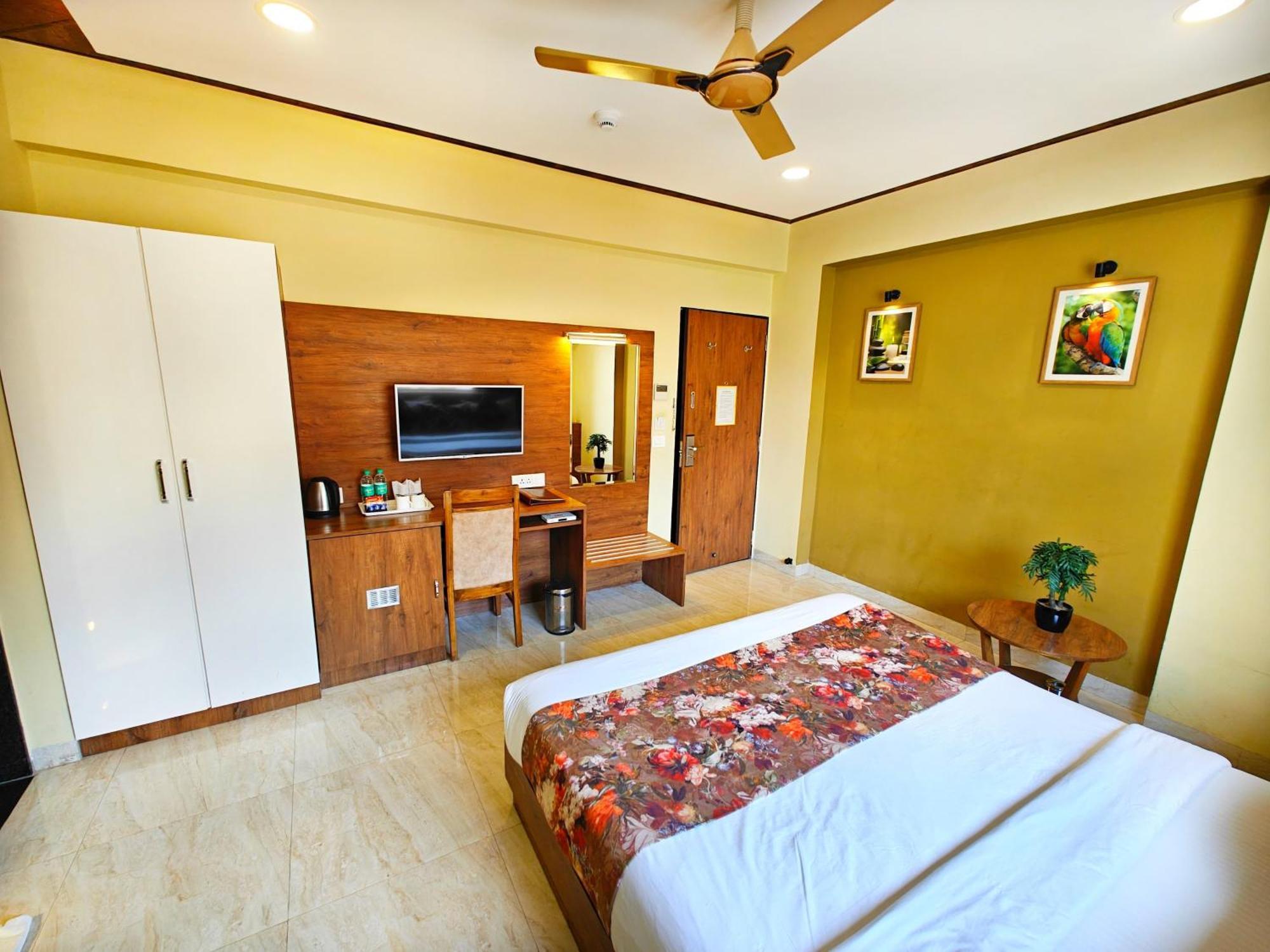 Opulence Inn - 500 Meters From Railway Station อุเดเปอร์ ภายนอก รูปภาพ