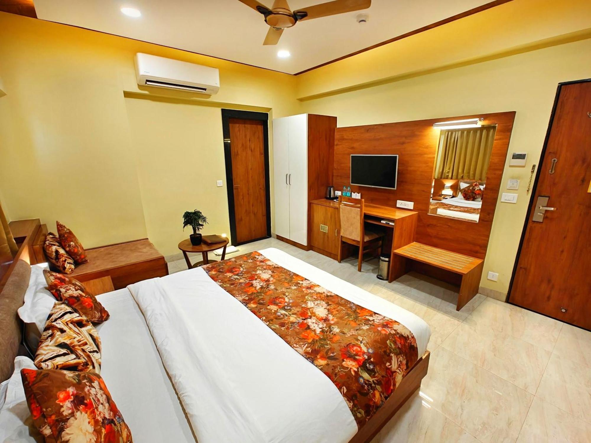 Opulence Inn - 500 Meters From Railway Station อุเดเปอร์ ภายนอก รูปภาพ