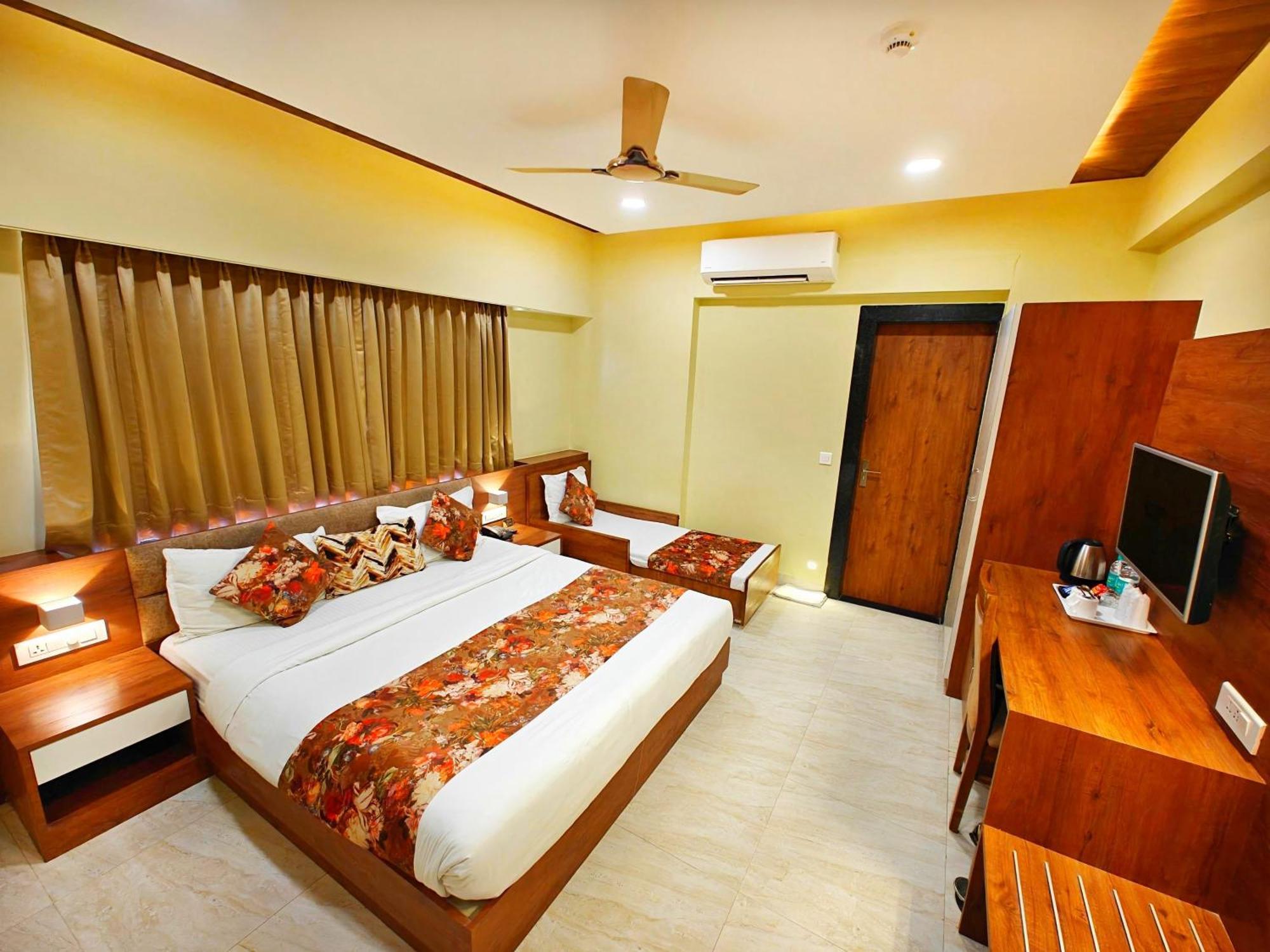 Opulence Inn - 500 Meters From Railway Station อุเดเปอร์ ภายนอก รูปภาพ