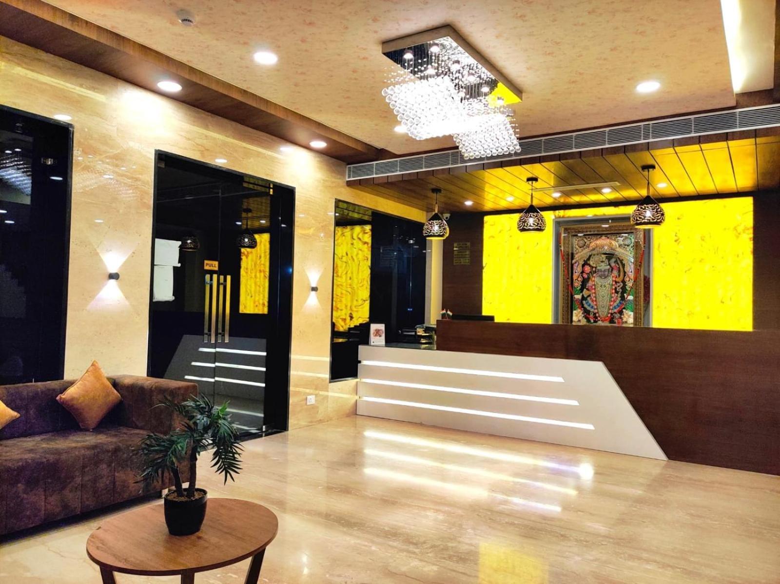 Opulence Inn - 500 Meters From Railway Station อุเดเปอร์ ภายนอก รูปภาพ